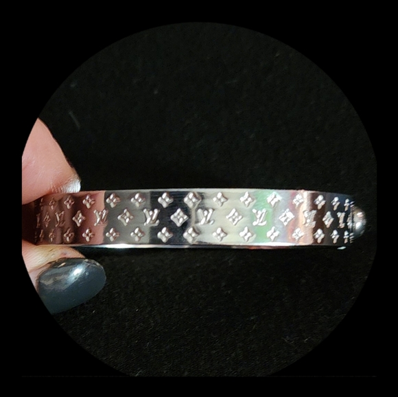 Louis Vuitton nanogram cuff bracelet (silver). - Picture 5 of 6